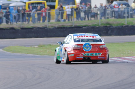 Richard Göranssons bil så de resterende efter starten kun bagfra. En fejlfri præstation på Mantorp.
(Foto: Tommy Hostrup Galskjær)